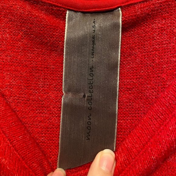 Moon Collection red sweater w/ shoulder studs sz M - Picture 4 of 6